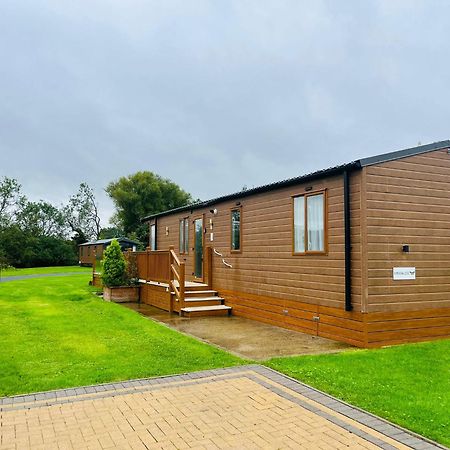 Meadows Lodge With Hot Tub Malton Bagian luar foto