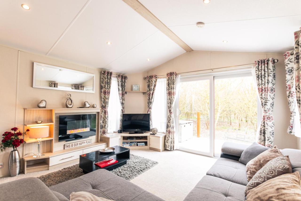 Meadows Lodge With Hot Tub Malton Bagian luar foto