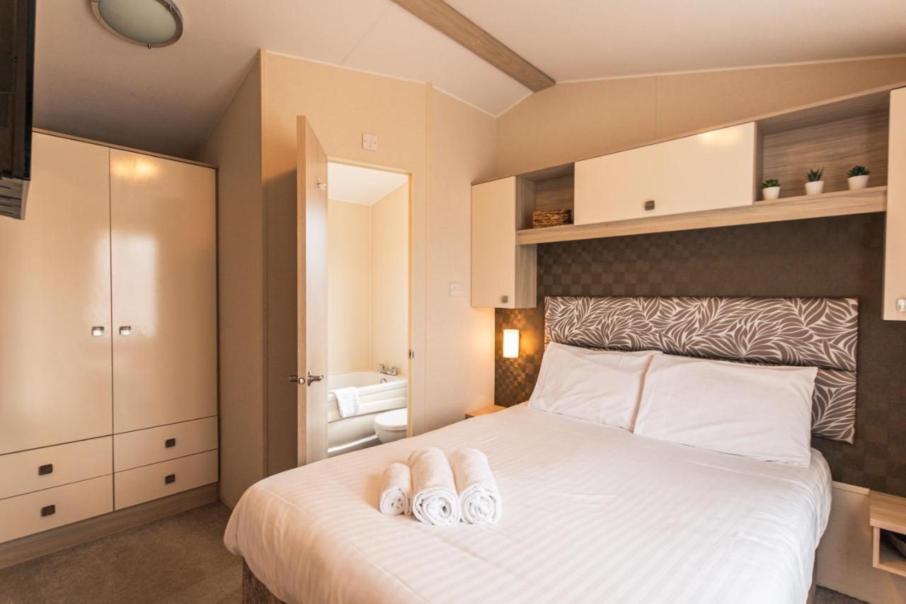 Meadows Lodge With Hot Tub Malton Bagian luar foto