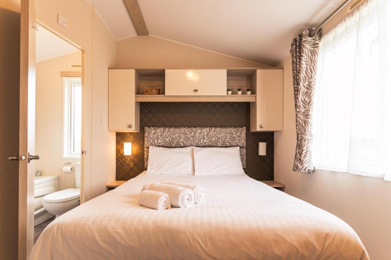 Meadows Lodge With Hot Tub Malton Bagian luar foto