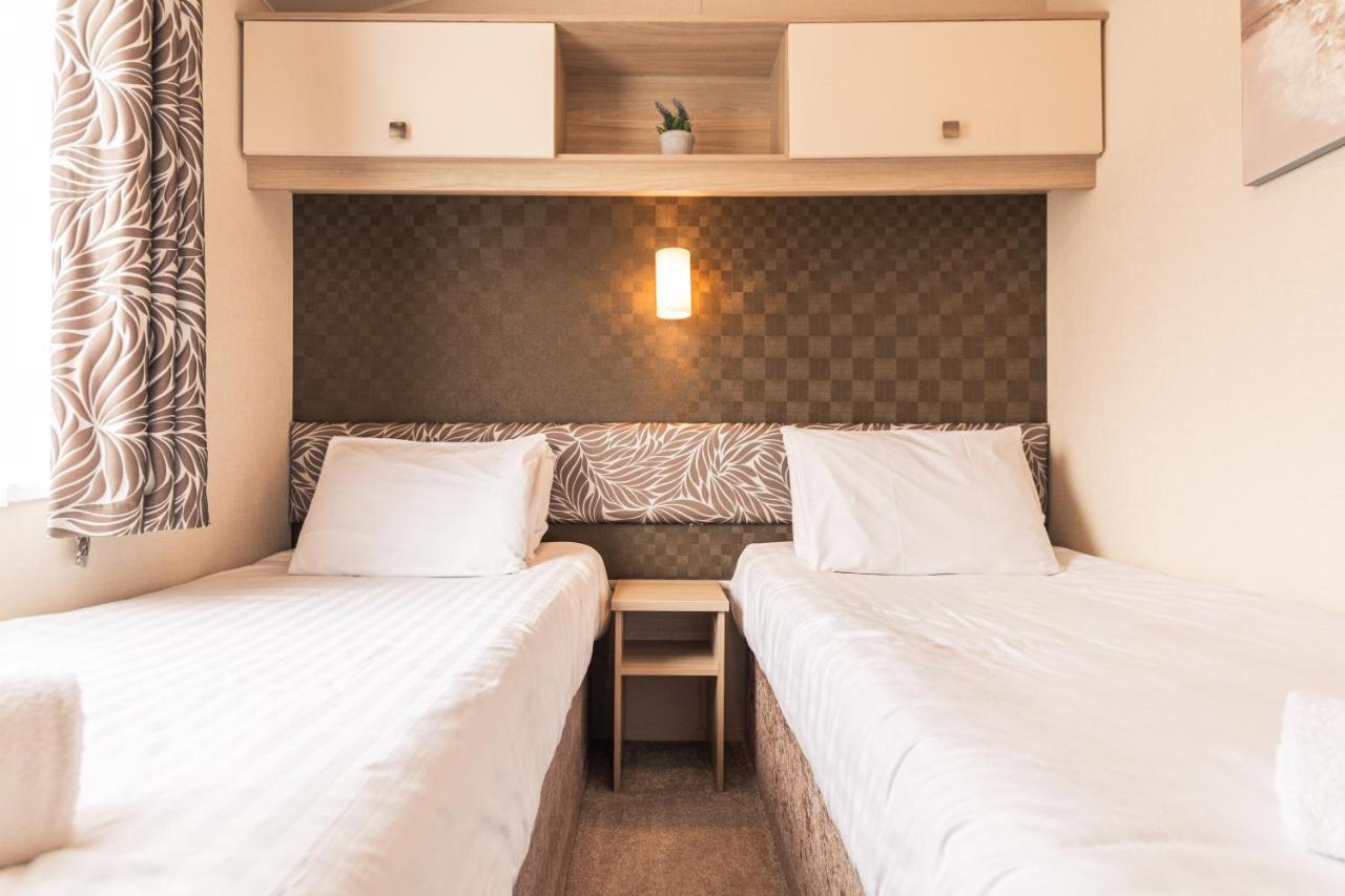 Meadows Lodge With Hot Tub Malton Bagian luar foto