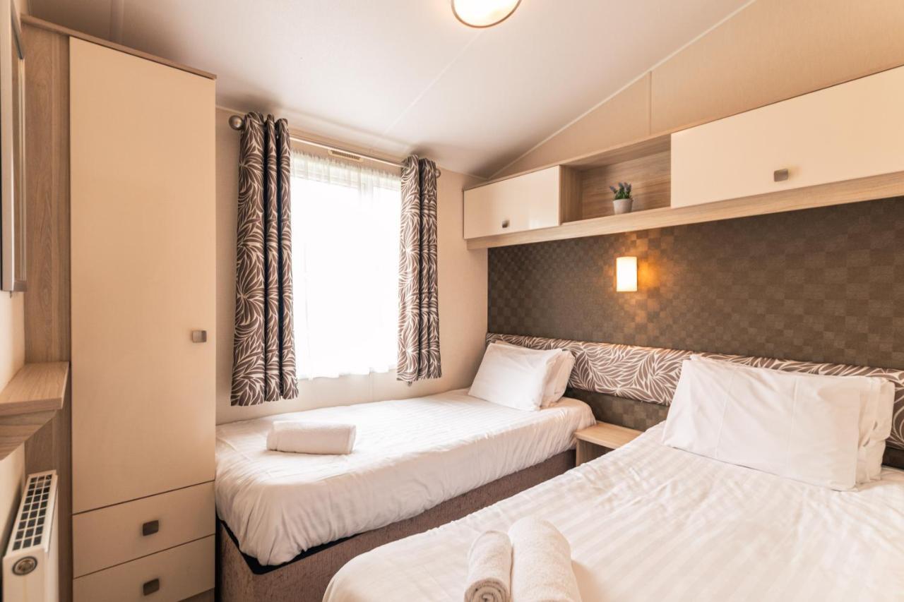 Meadows Lodge With Hot Tub Malton Bagian luar foto
