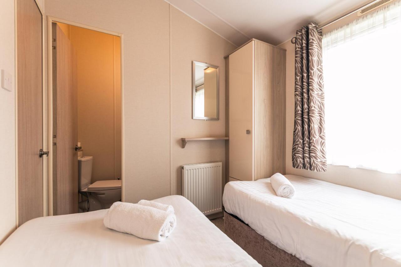 Meadows Lodge With Hot Tub Malton Bagian luar foto