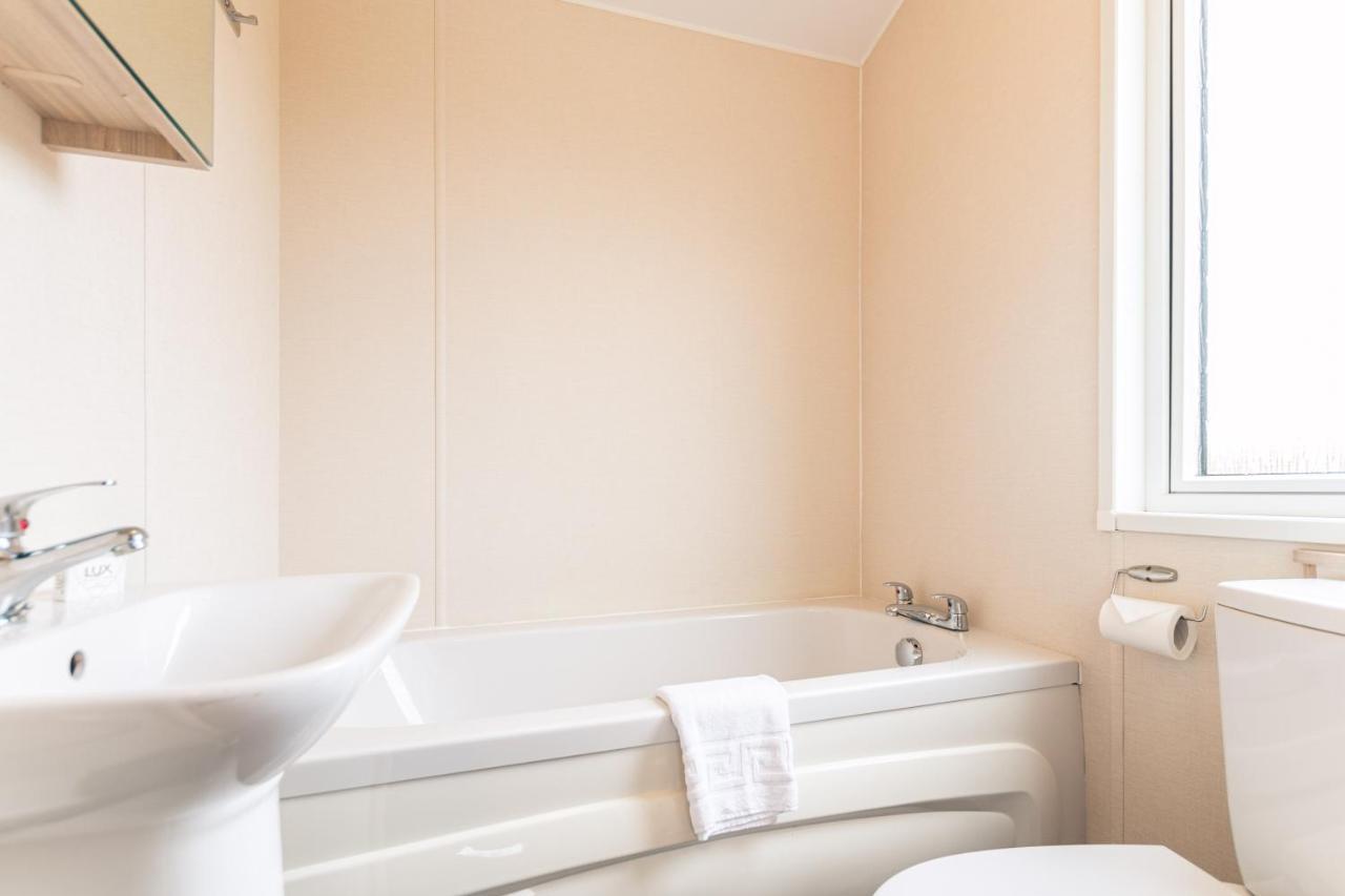 Meadows Lodge With Hot Tub Malton Bagian luar foto