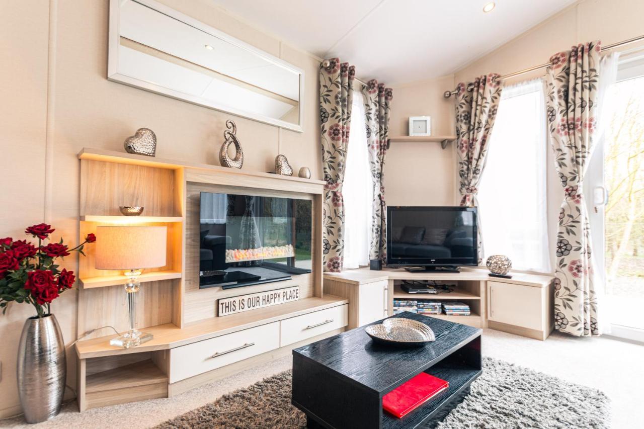 Meadows Lodge With Hot Tub Malton Bagian luar foto